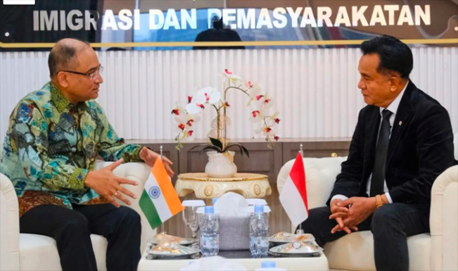  Menko Kumham Imipas RI Yusril Ihza Mahendra (kanan) saat menerima kunjungan Dubes India Sandeep Chakravorty (kiri) di Jakarta/(Foto: Dok.Kemenko Kumham Imipas RI.)